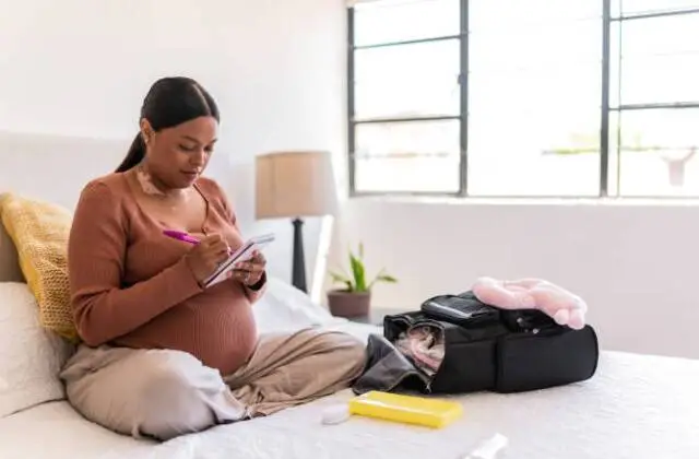 A pregnant woman with checklist